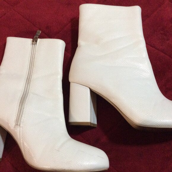 White Embossed Vinyl Ankle Boots Size 5.5 - Picture 4 of 8